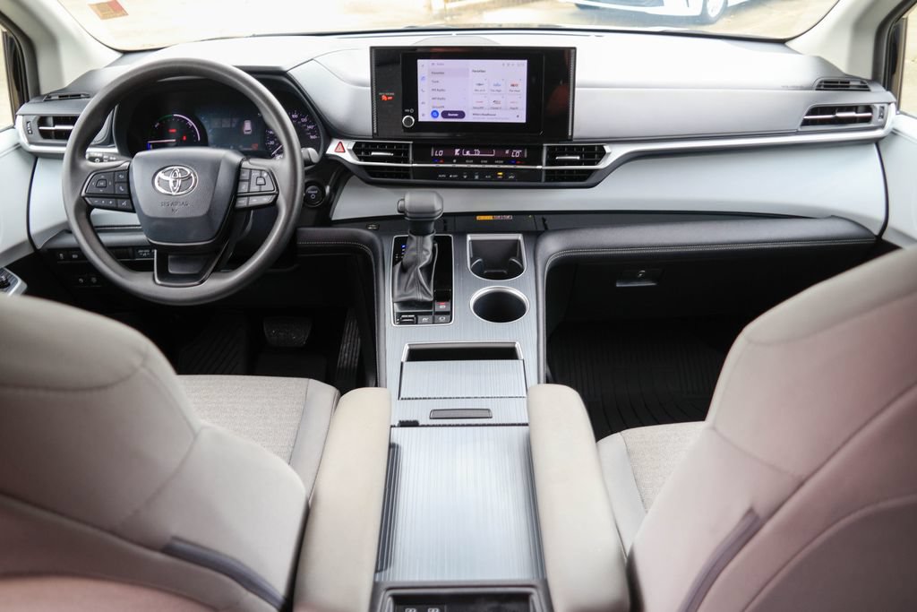 Used 2026 Toyota Sienna LE FWD image 8