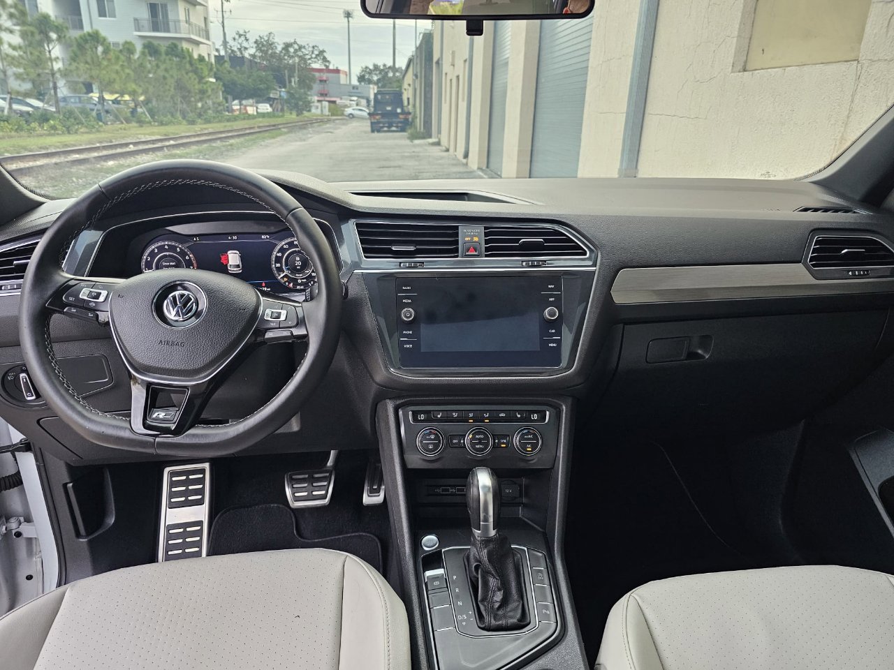 Used 2019 Volkswagen Tiguan SEL R-Line image 31