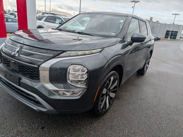 Used 2025 Mitsubishi Outlander SE image 2