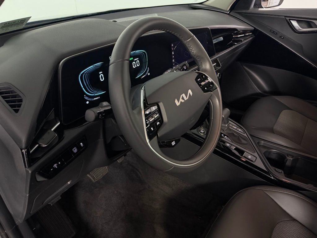 Used 2025 Kia Niro EX image 21