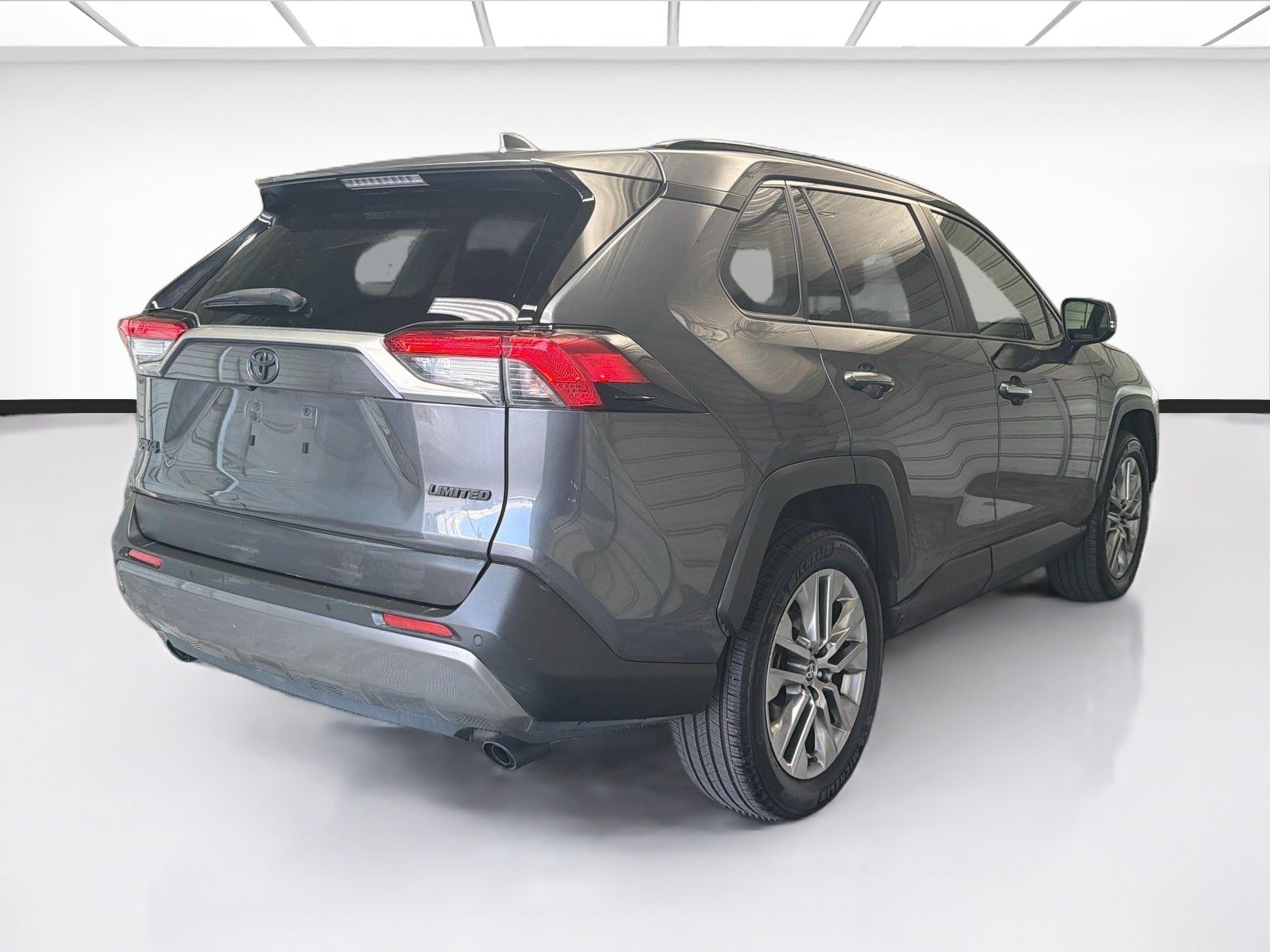 Used 2021 Toyota RAV4 Limited w/ Carpet Mat Package (TMS) FWD image 4