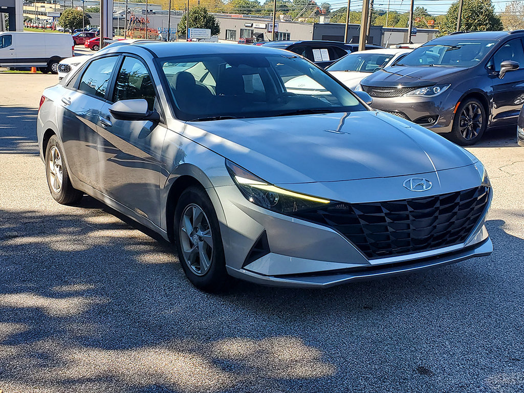 Used 2022 Hyundai Elantra SE FWD image 4