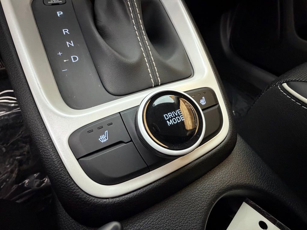 Used 2024 Hyundai Venue Limited FWD image 25