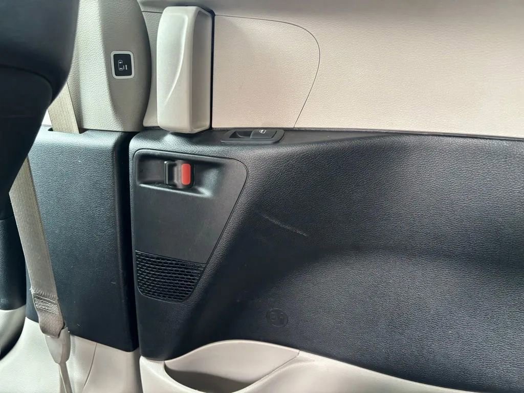 Used 2024 Chrysler Pacifica Limited FWD image 27