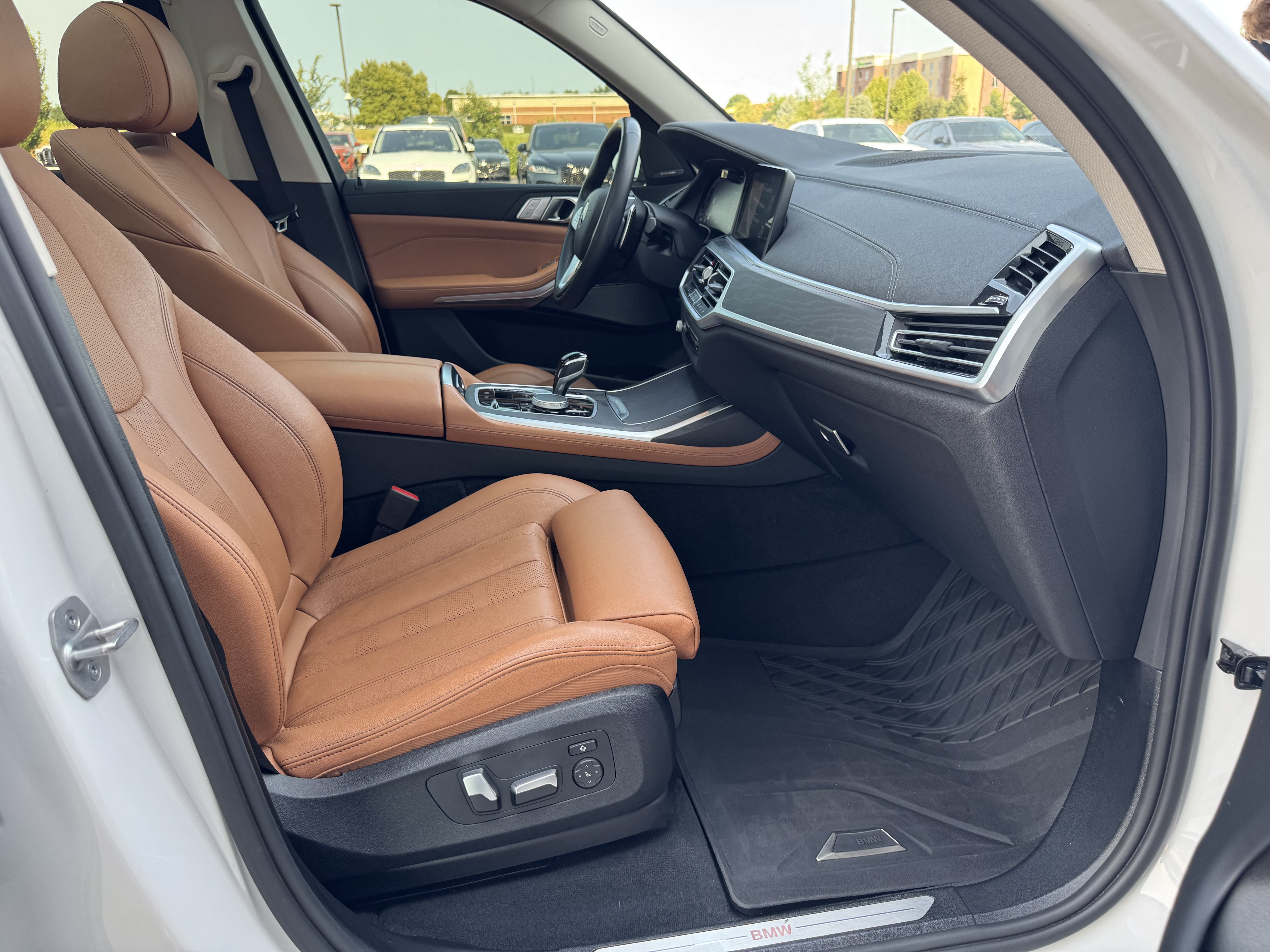 Used 2022 BMW X7 xDrive40i w/ Premium Package AWD/4WD image 3