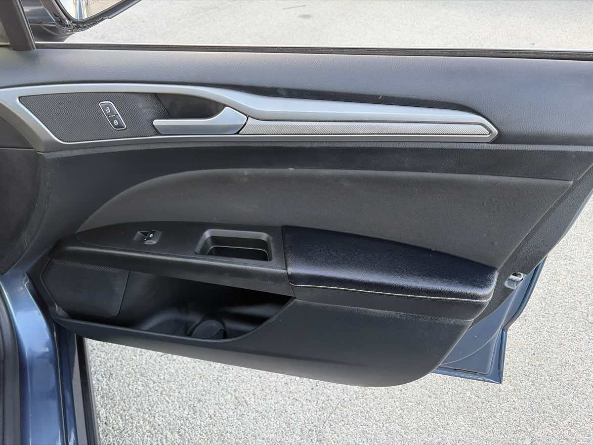 Used 2019 Ford Fusion SE FWD image 25