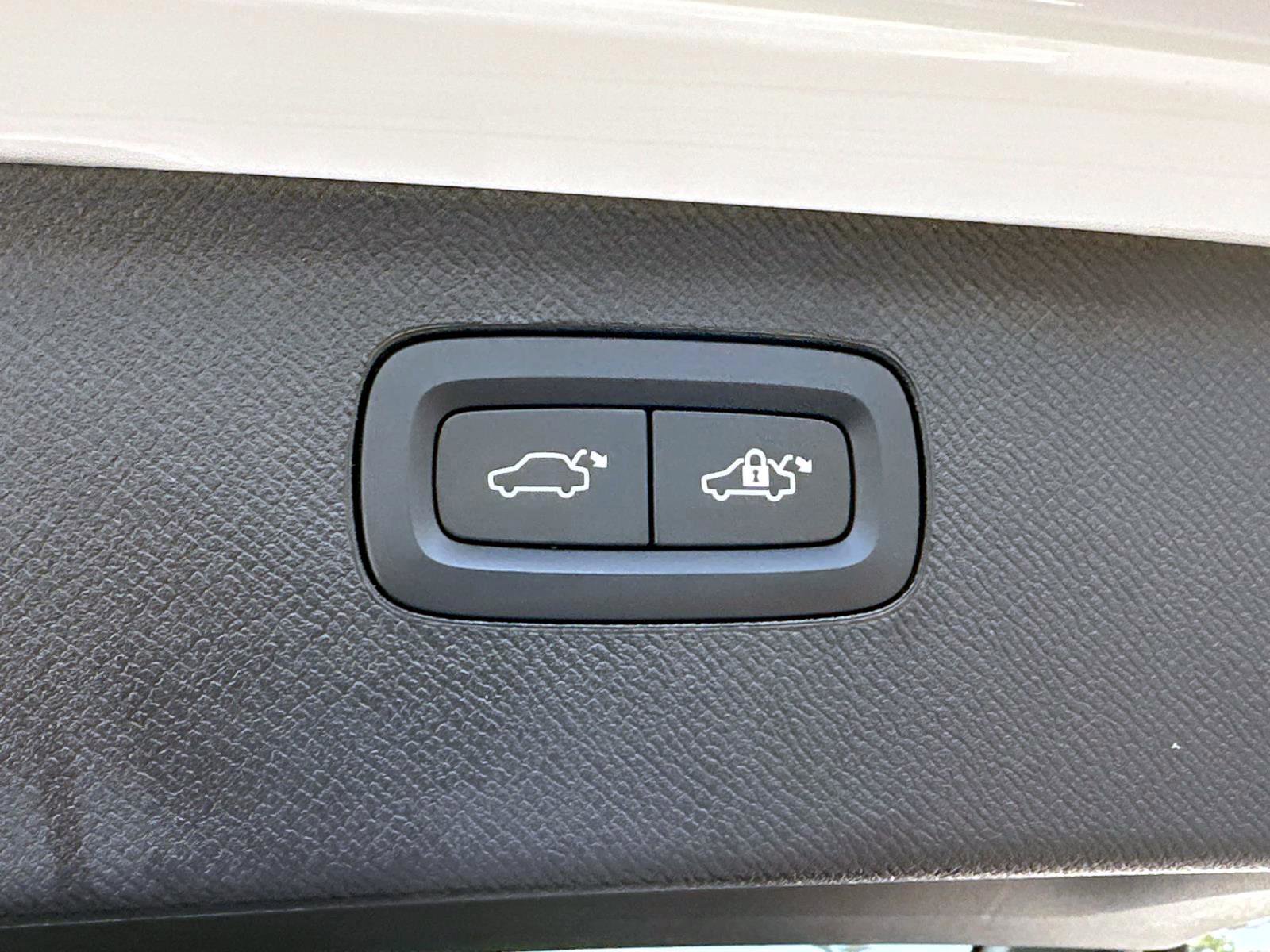 Certified 2024 Volvo XC90 B5 Core image 12