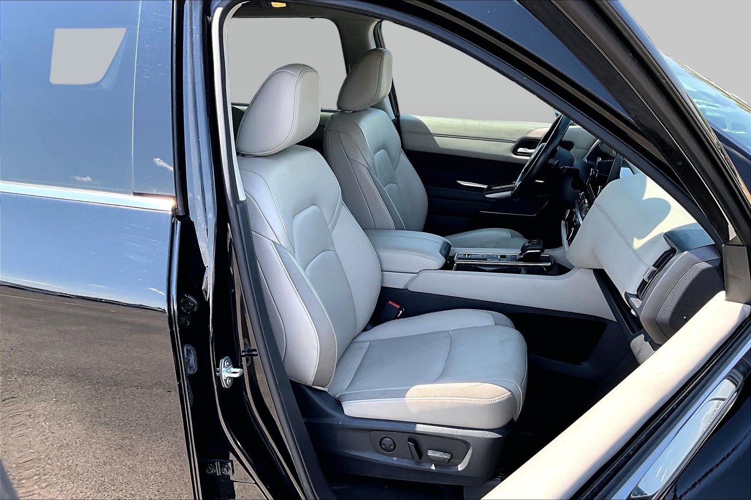 Used 2023 Nissan Pathfinder SL w/ Black Appearance Package FWD image 7