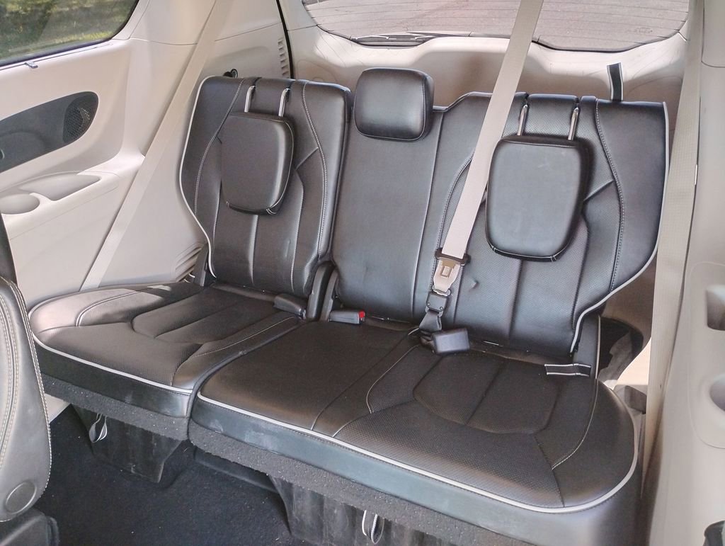 Used 2023 Chrysler Pacifica Limited FWD image 26