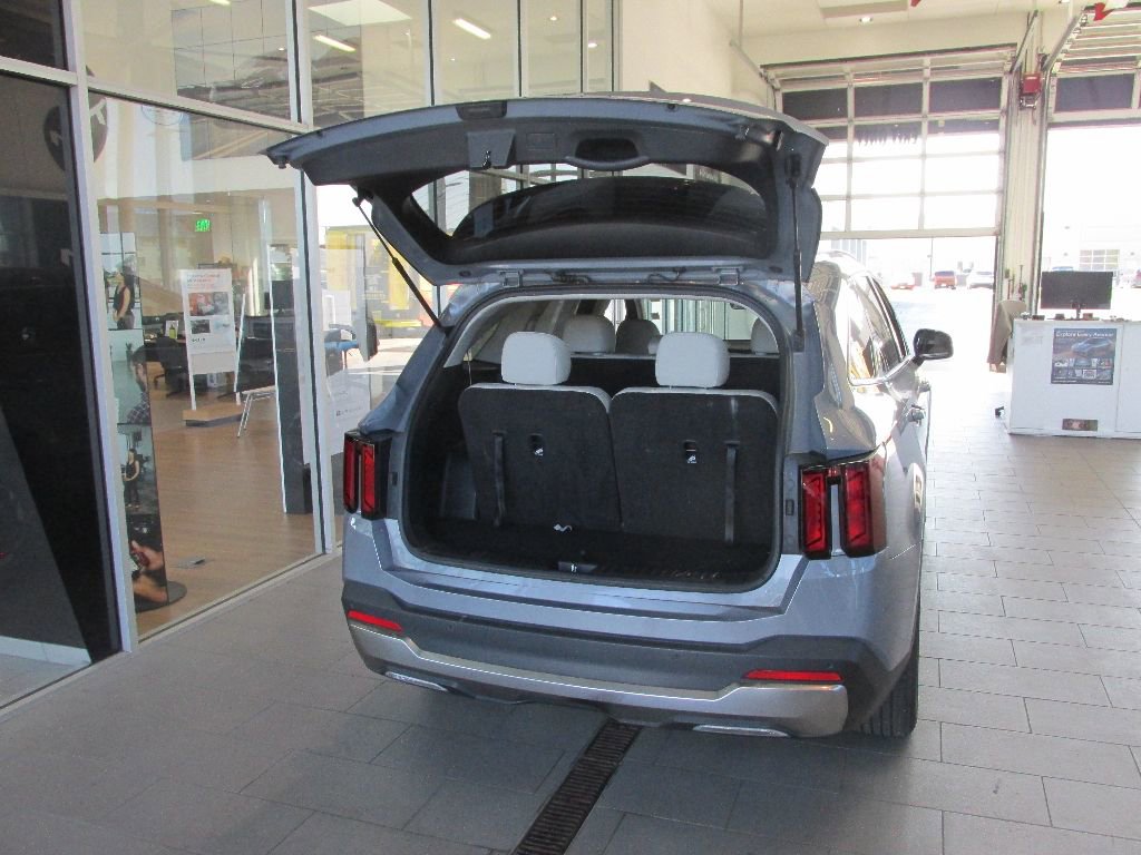 Used 2025 Kia Sorento S image 32