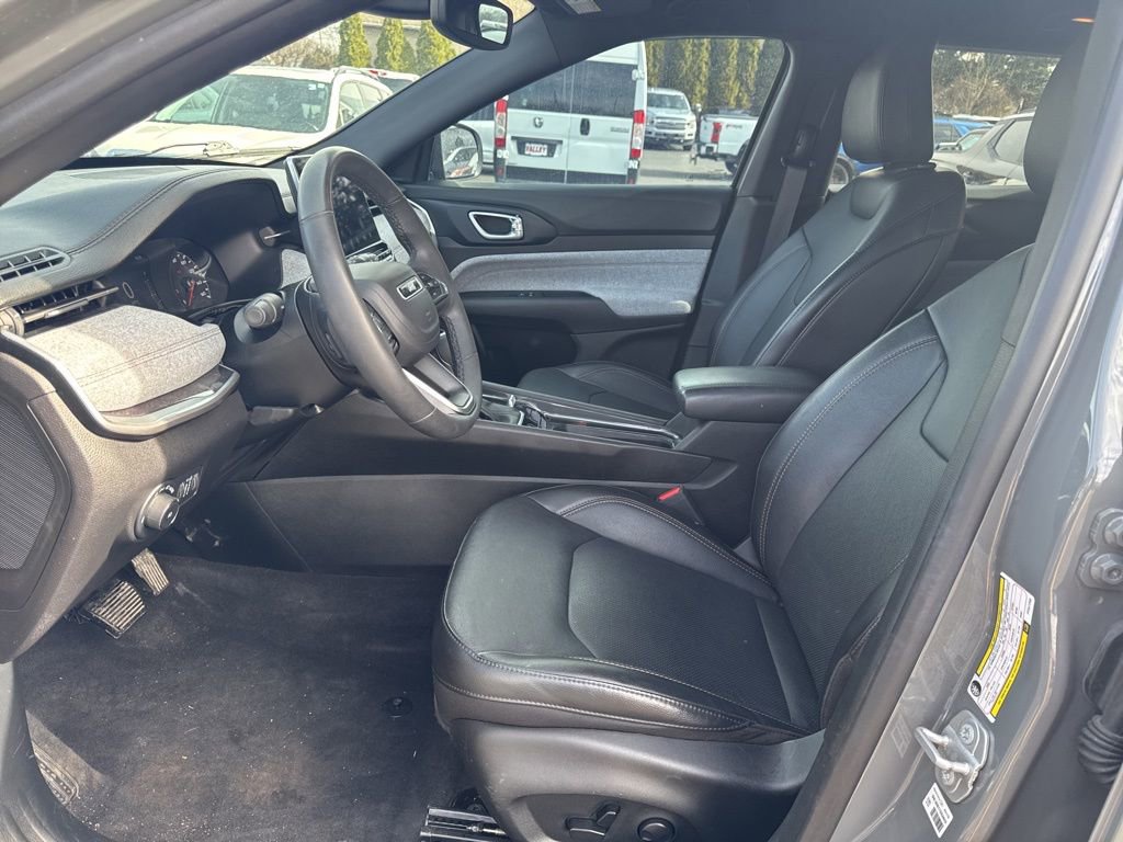 Used 2023 Jeep Compass Latitude AWD/4WD image 2