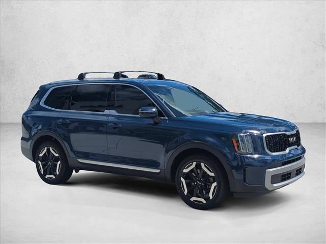 Used 2023 Kia Telluride EX w/ EX Captain's Chair Package image 3