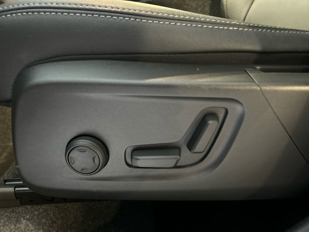 Used 2026 Volvo XC40 B5 Core w/ Climate Package image 11