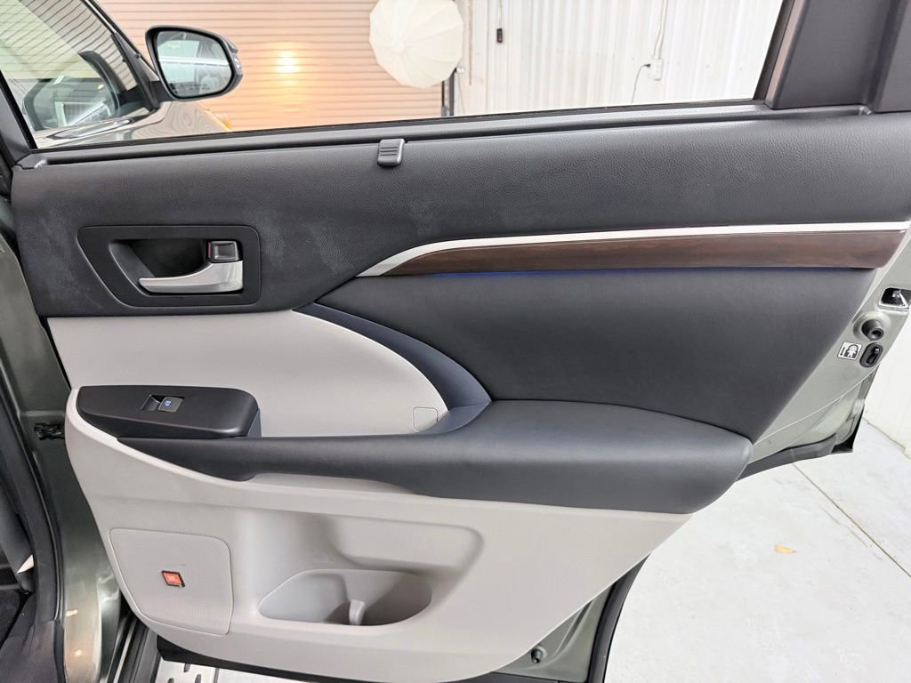 Used 2015 Toyota Highlander Limited FWD image 37