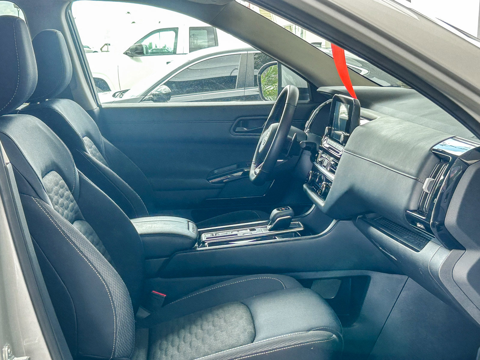 Used 2025 Nissan Pathfinder SV FWD image 16