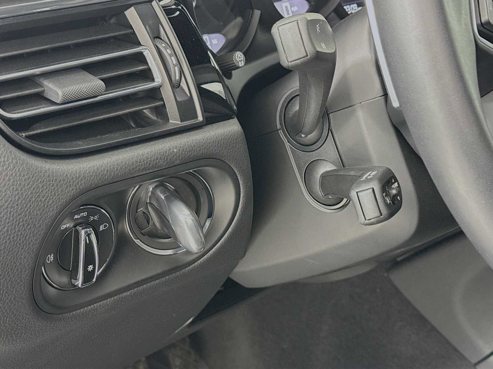 Certified 2025 Porsche Macan image 14