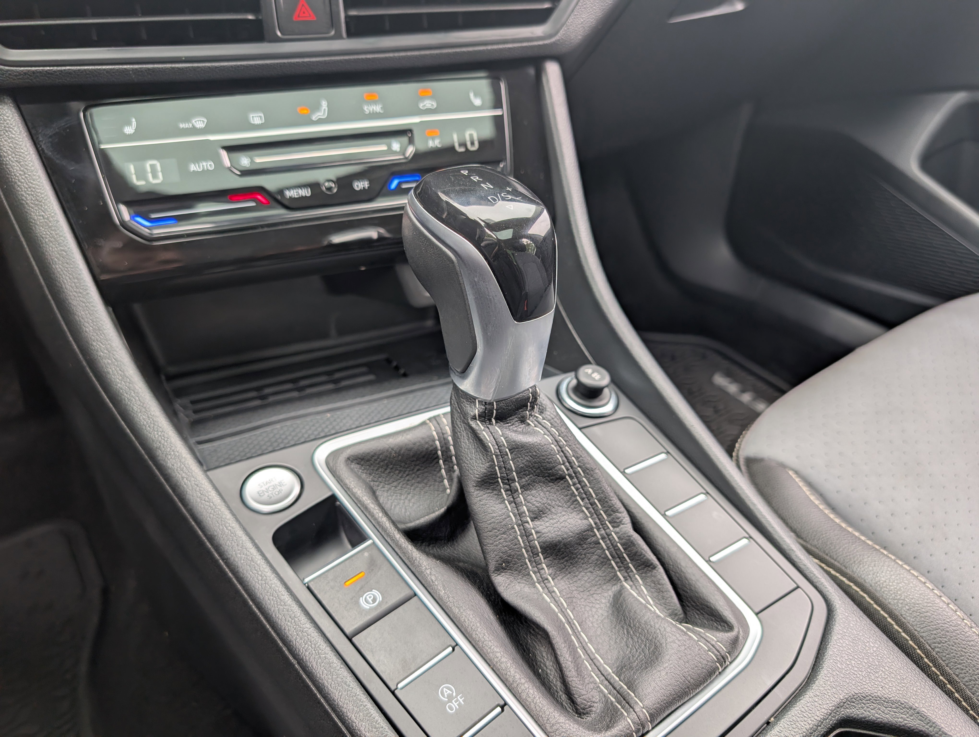 Used 2025 Volkswagen Jetta SE w/ Sunroof Package FWD image 32