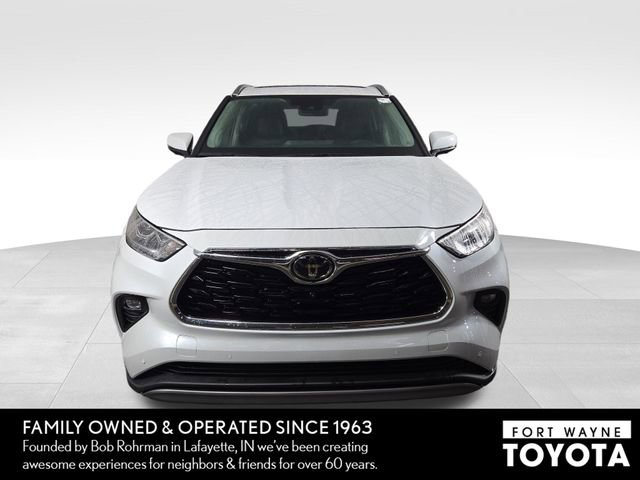 Used 2025 Toyota Highlander Platinum image 3