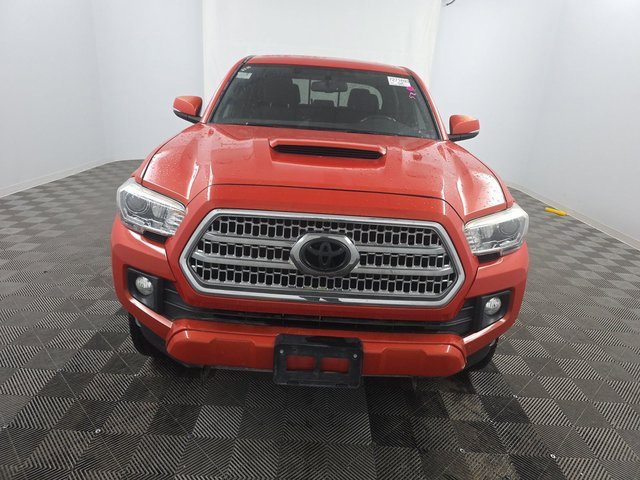 Used 2017 Toyota Tacoma TRD Sport w/ Tow Package image 2