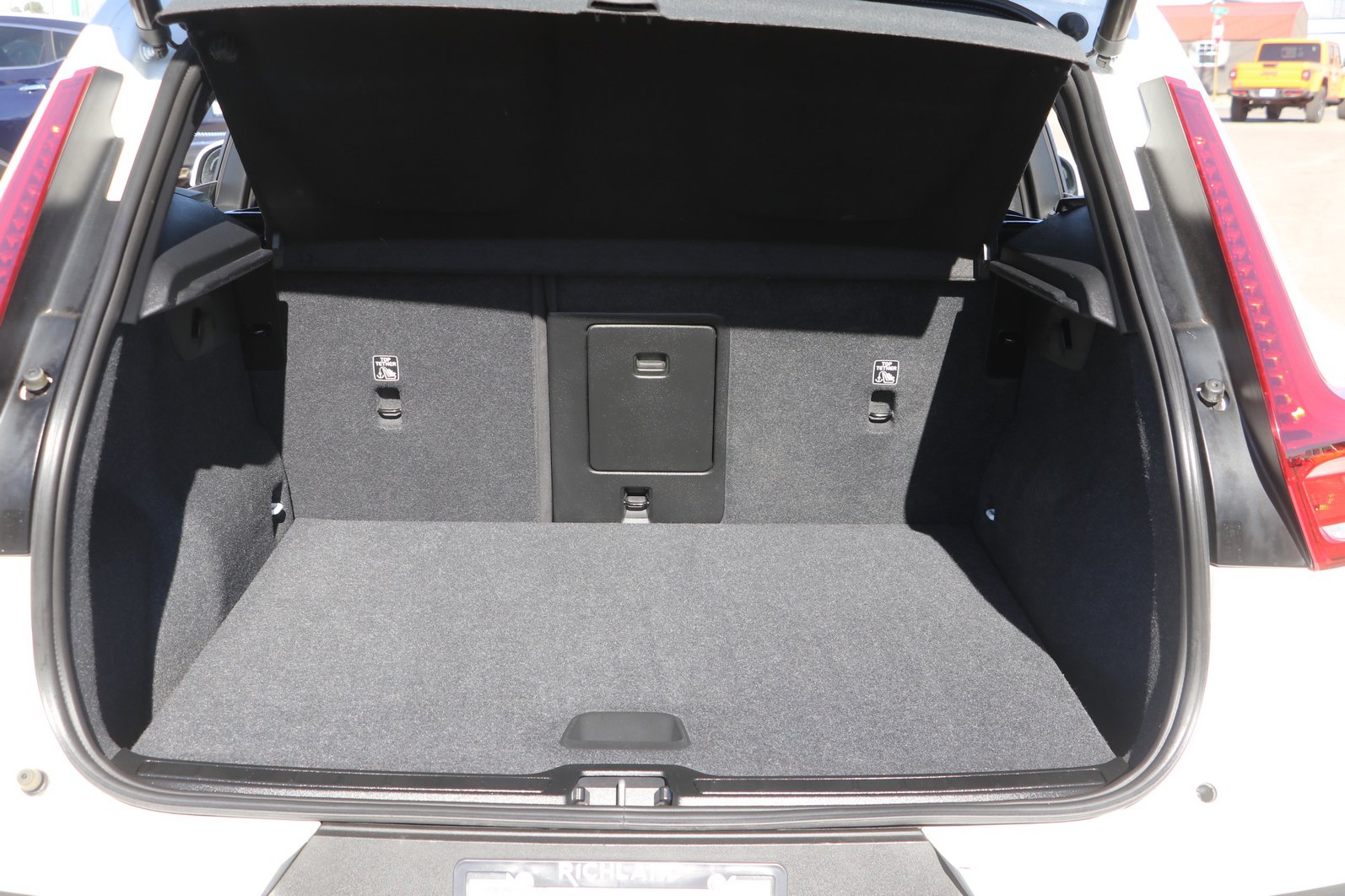 Used 2024 Volvo XC40 B5 Core image 28