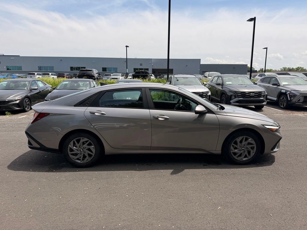Used 2024 Hyundai Elantra SEL FWD image 3