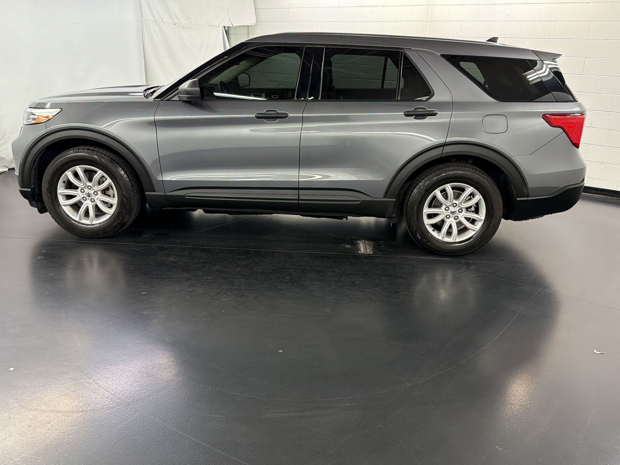 Used 2021 Ford Explorer 2WD image 2