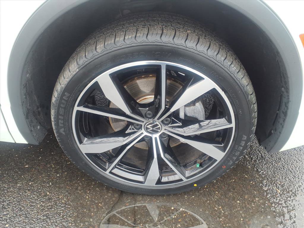 Certified 2022 Volkswagen Tiguan SEL R-Line image 9