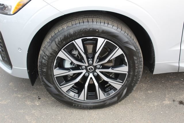Used 2024 Volvo XC60 B5 Plus image 12