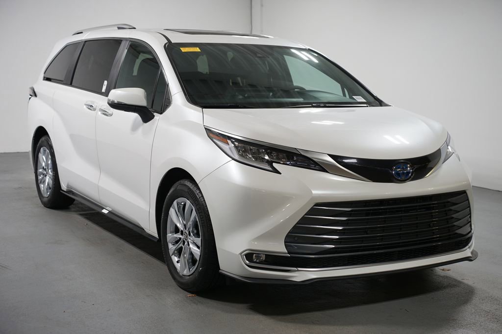 Used 2025 Toyota Sienna Limited image 3