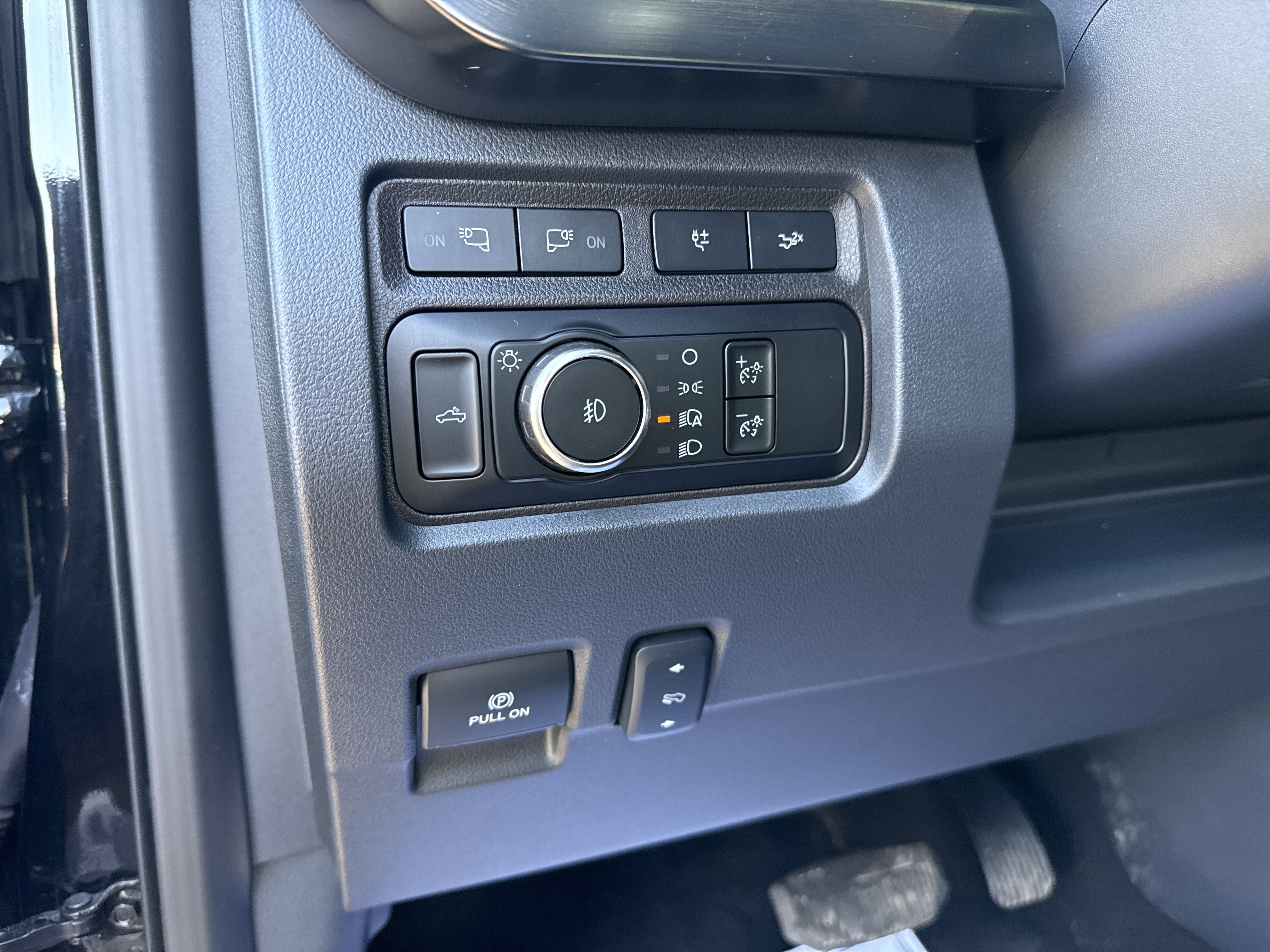 Used 2024 Ford F350 Lariat w/ Black Appearance Package image 21