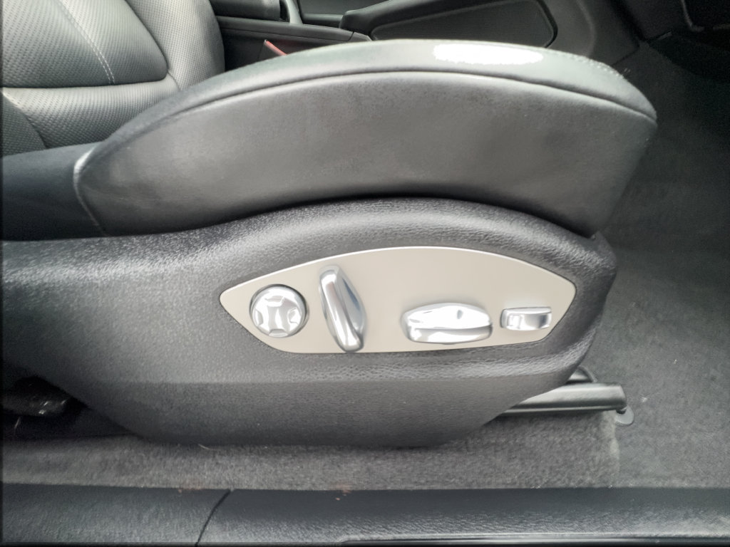 Used 2024 Porsche Macan Turbo AWD/4WD image 33