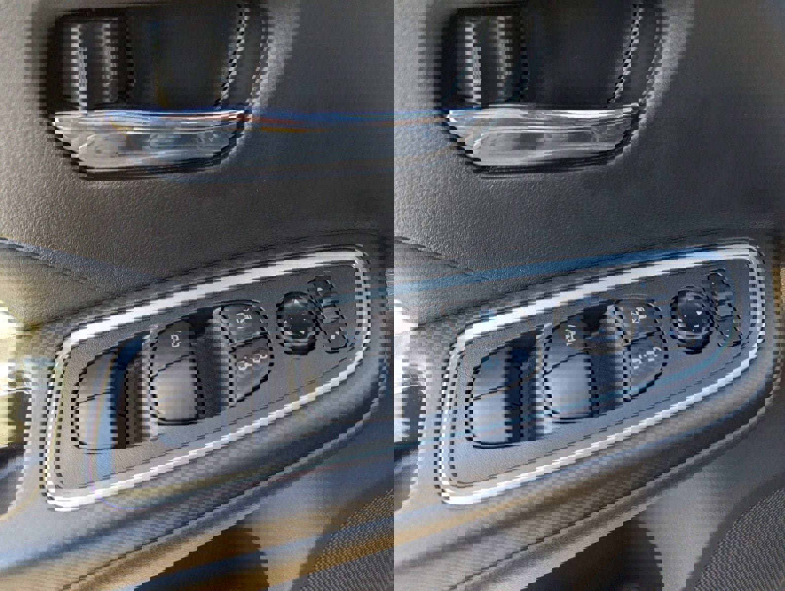 New 2025 Nissan Versa SR w/ Trunk Package image 12