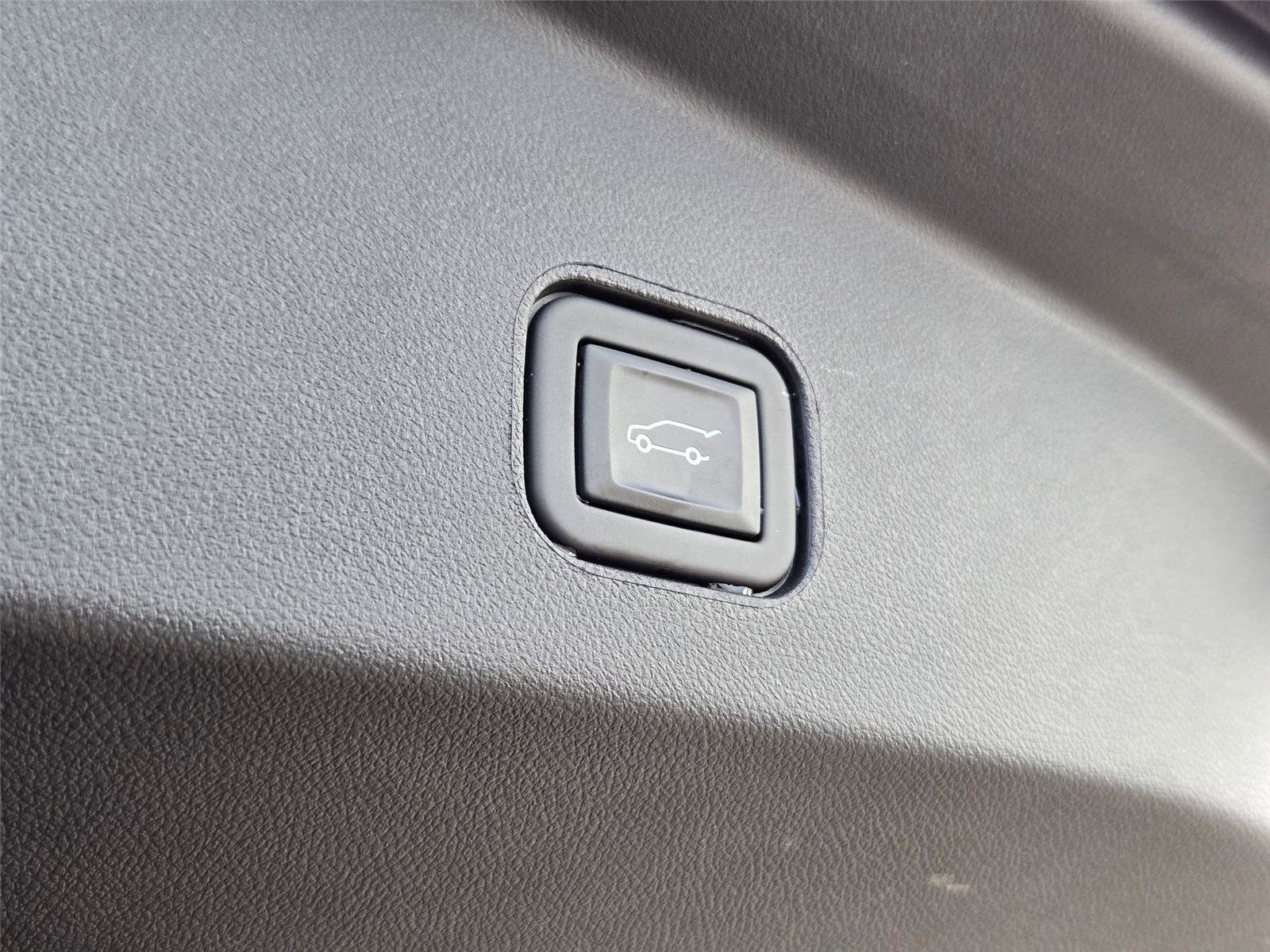 Certified 2025 Cadillac Lyriq Luxury w/ LPO, Floor Liner Package AWD/4WD image 33