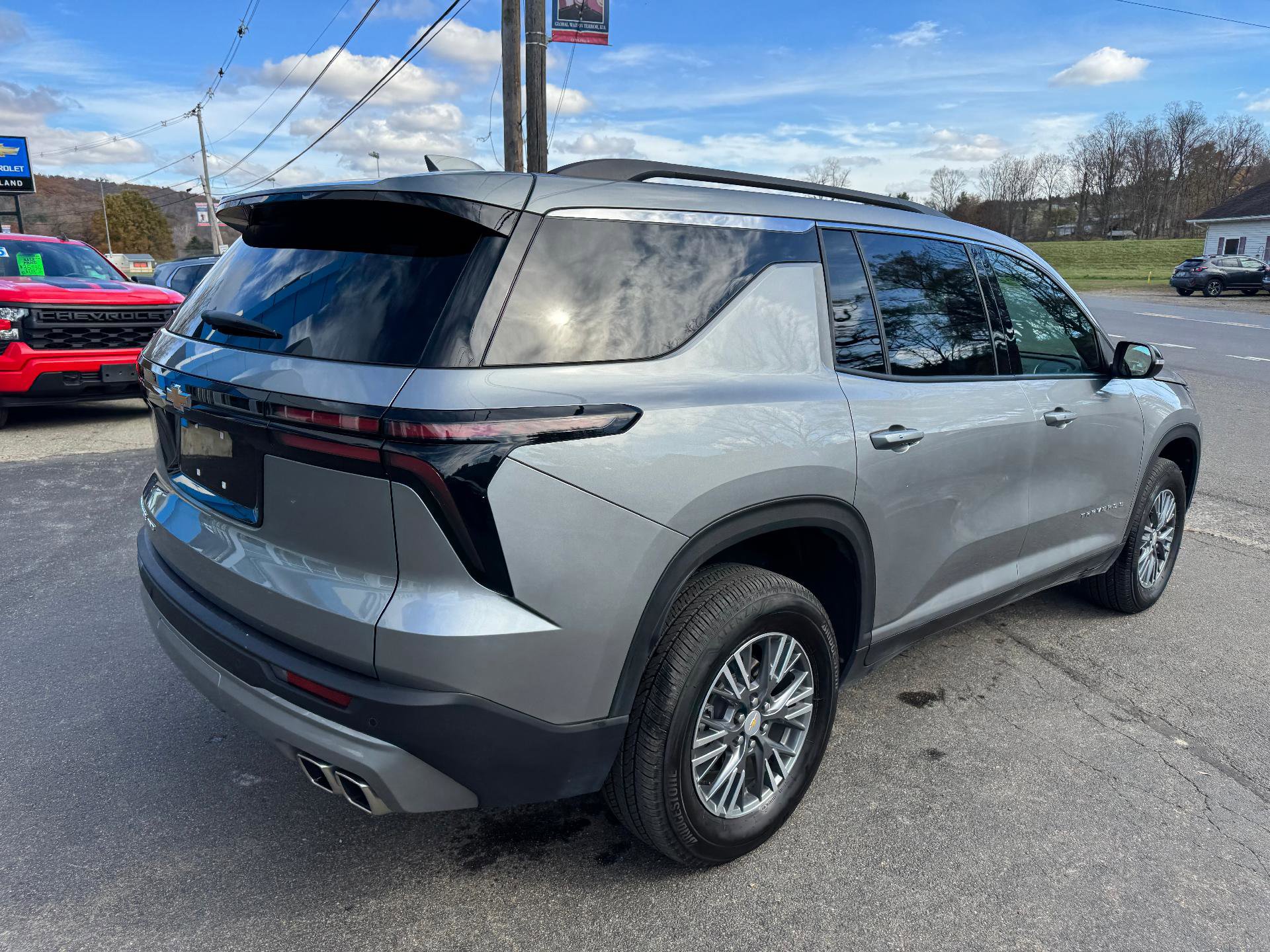 Used 2025 Chevrolet Traverse LT image 6