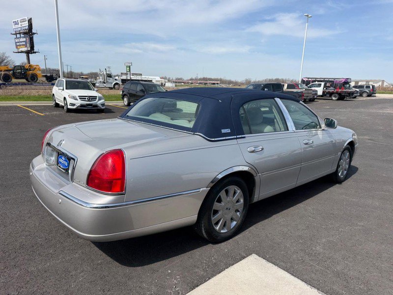 Used 2005 Lincoln Town Car Signature Limited image 5