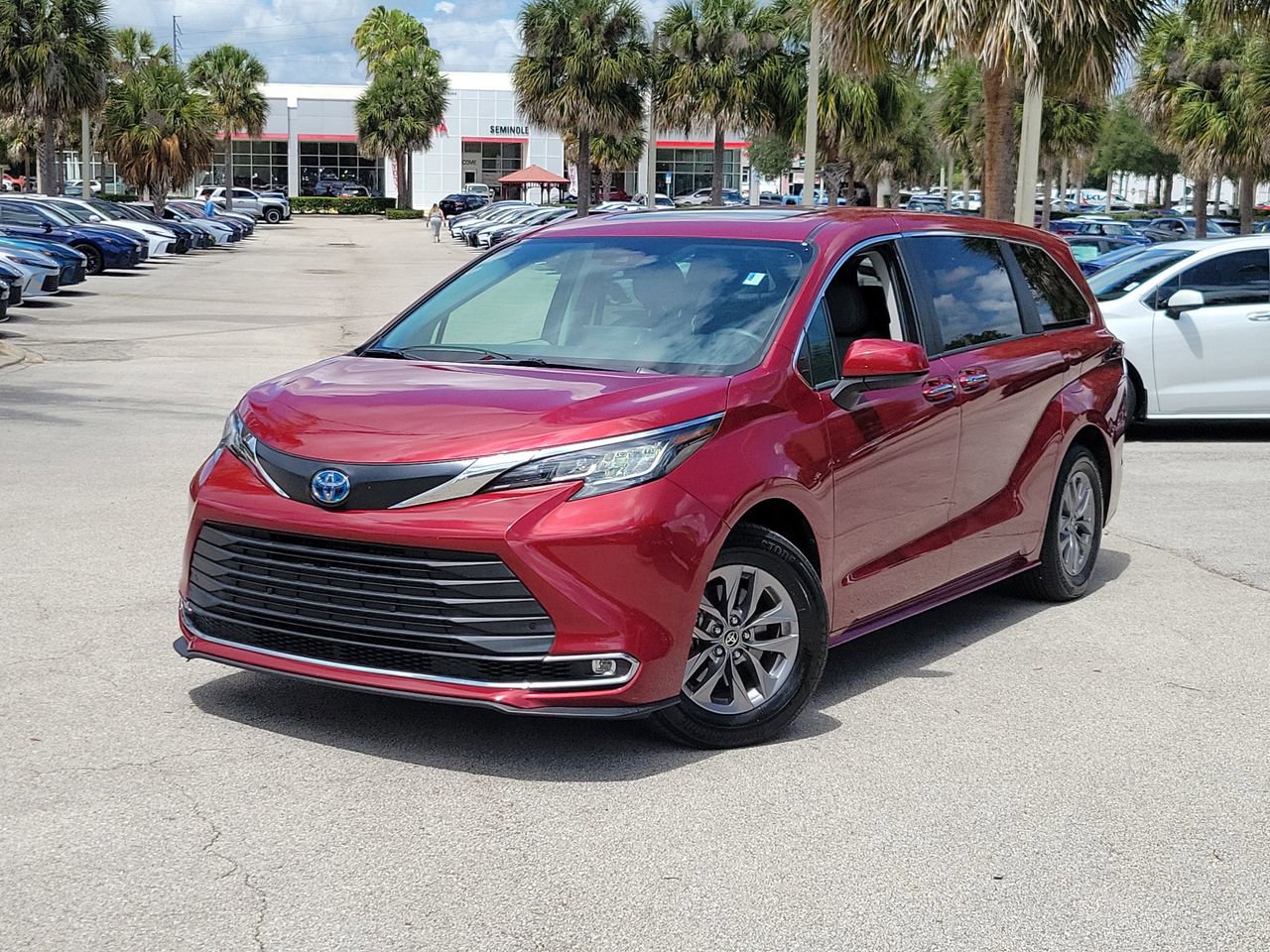 Used 2022 Toyota Sienna XLE FWD image 1