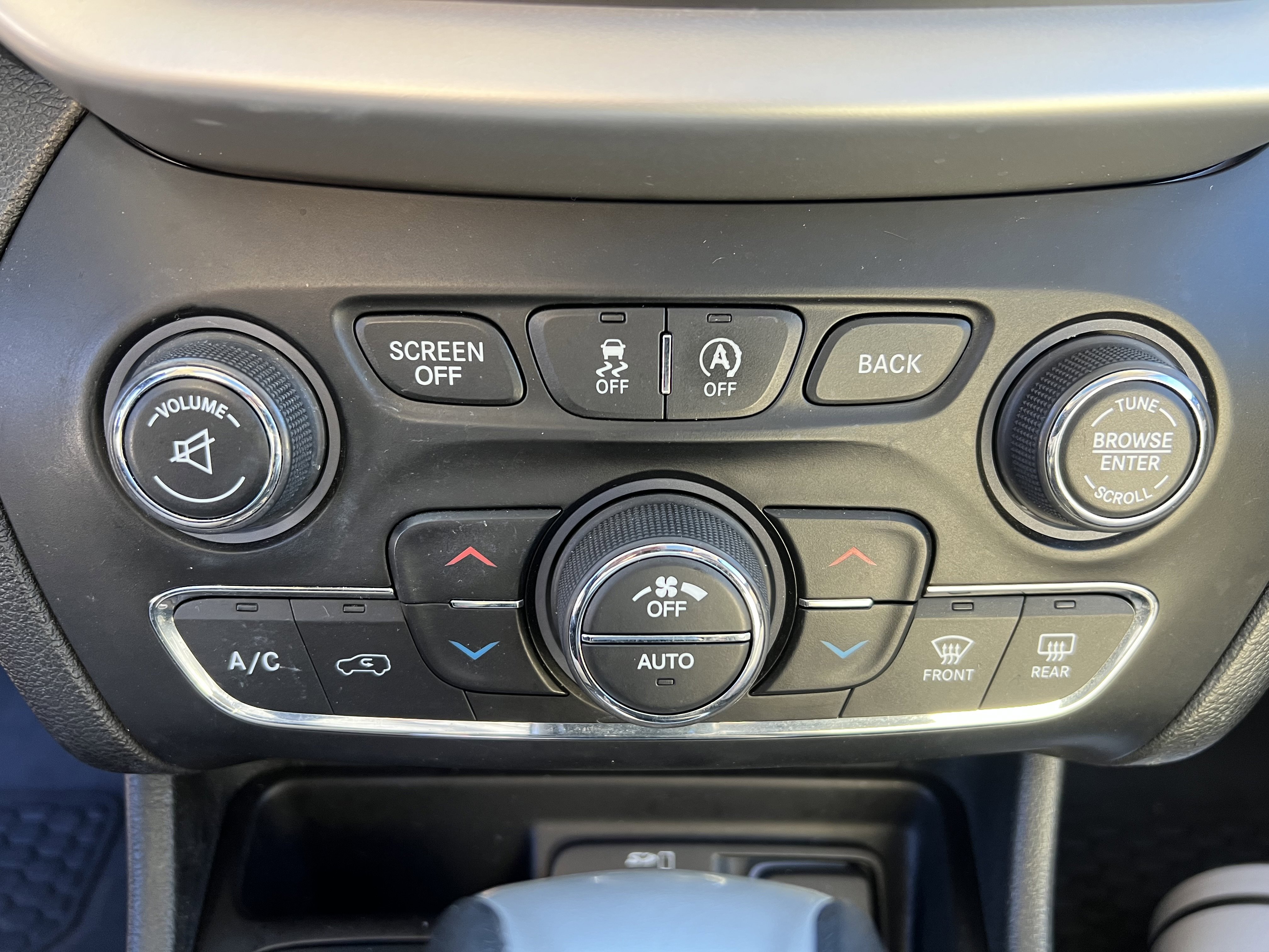 Used 2015 Jeep Cherokee Latitude w/ Comfort/Convenience Group image 24