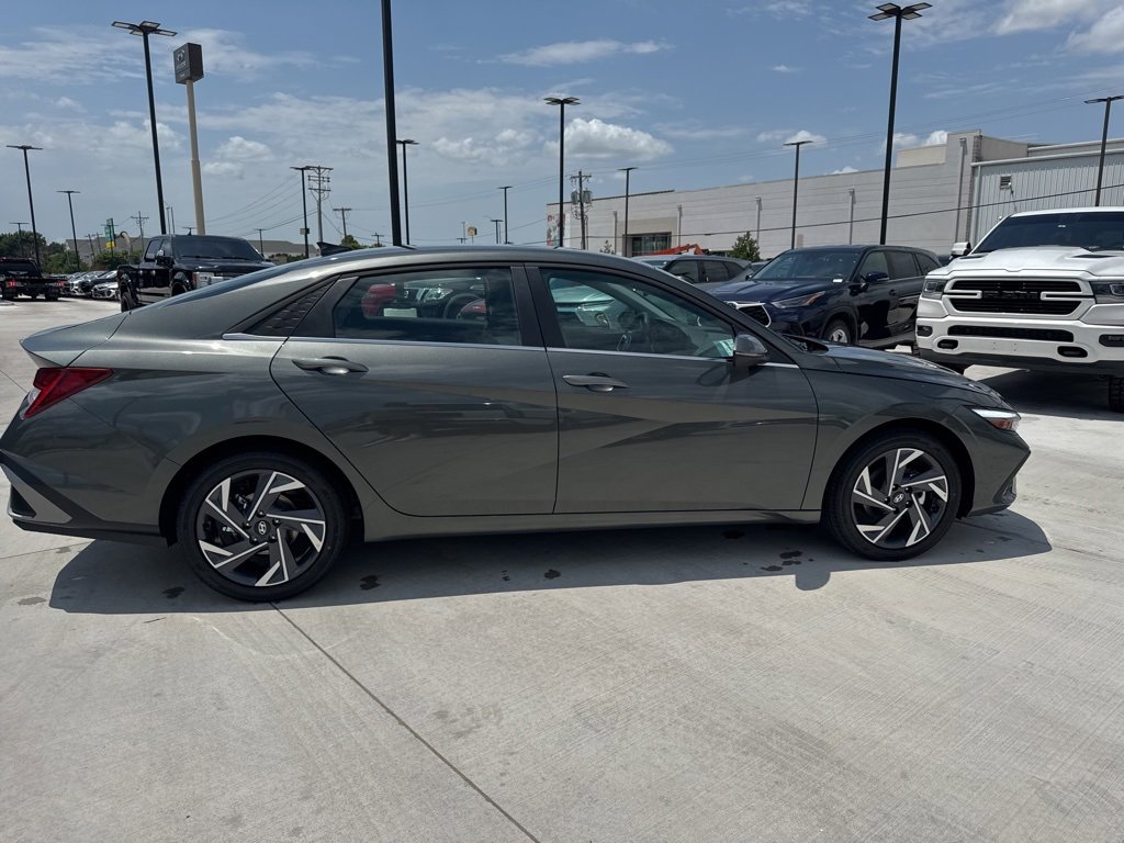 New 2025 Hyundai Elantra Limited image 4