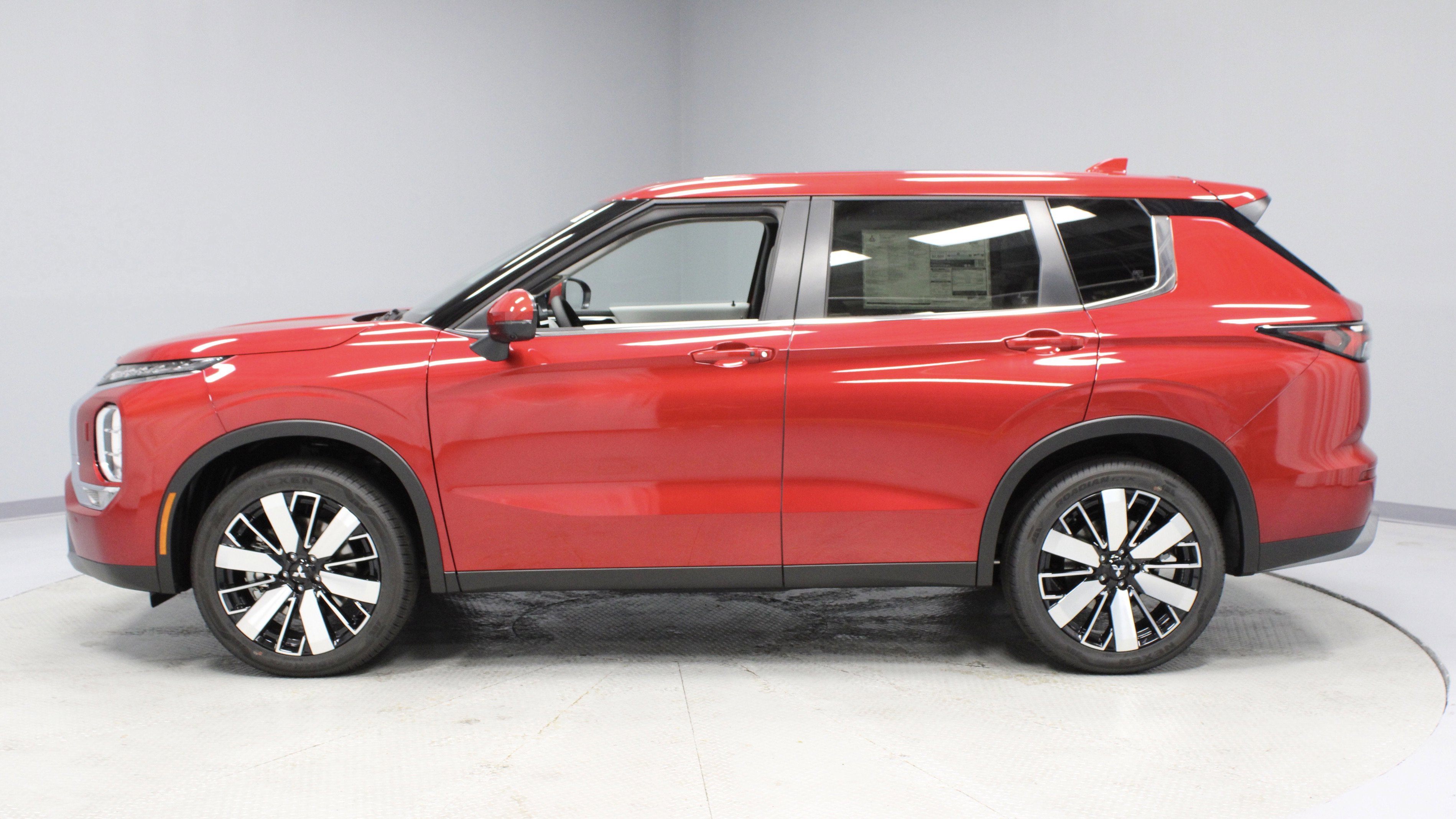 New 2025 Mitsubishi Outlander SE image 5
