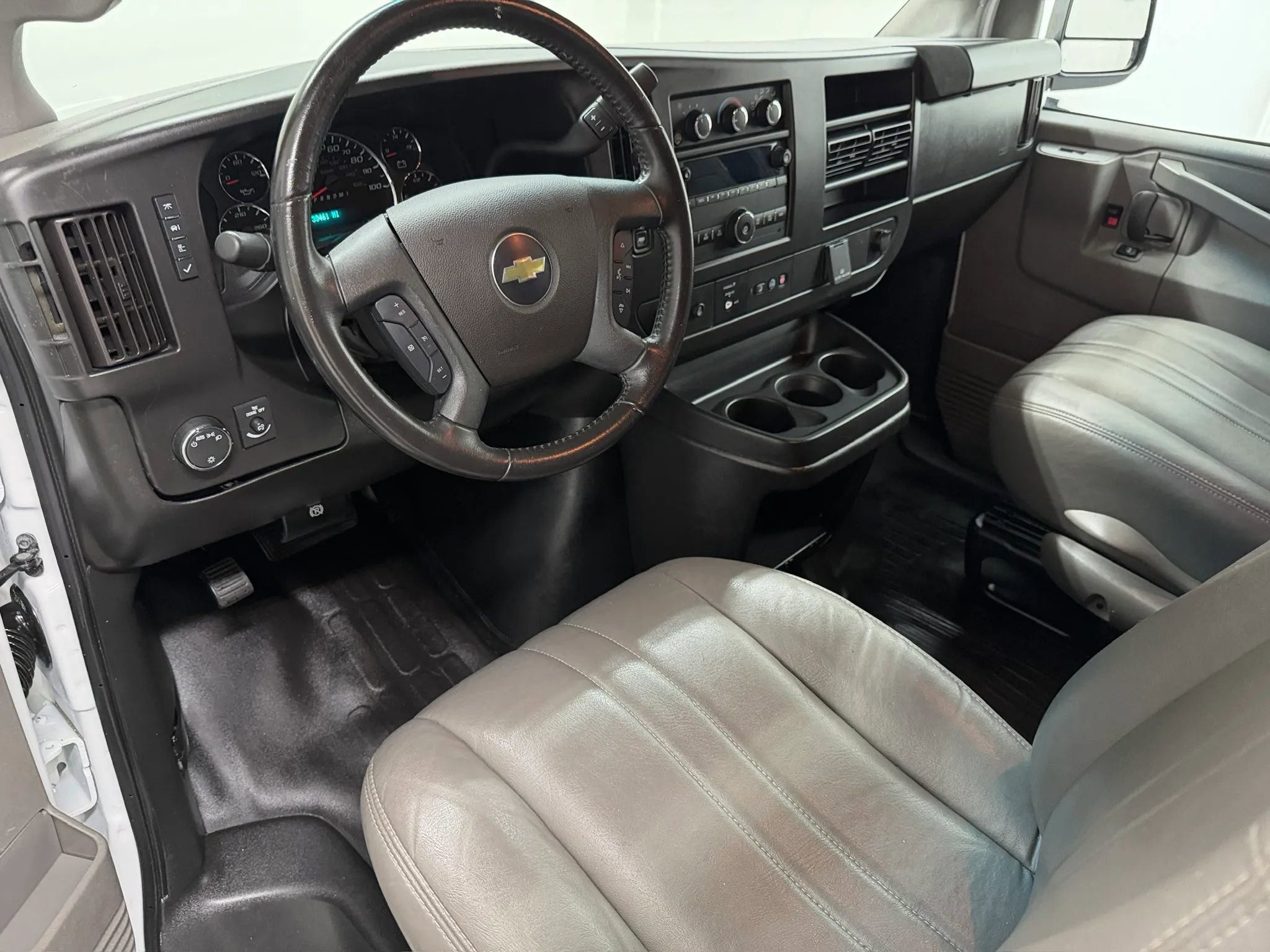 Used 2023 Chevrolet Express 3500 LS RWD image 7