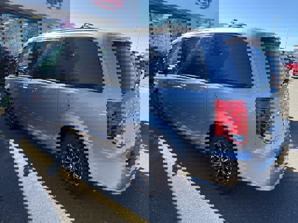 Used 2016 Dodge Grand Caravan R/T image 3