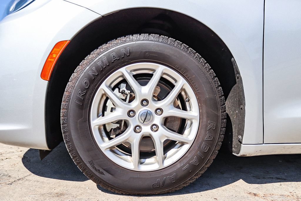 Used 2024 Chrysler Pacifica Touring-L FWD image 13