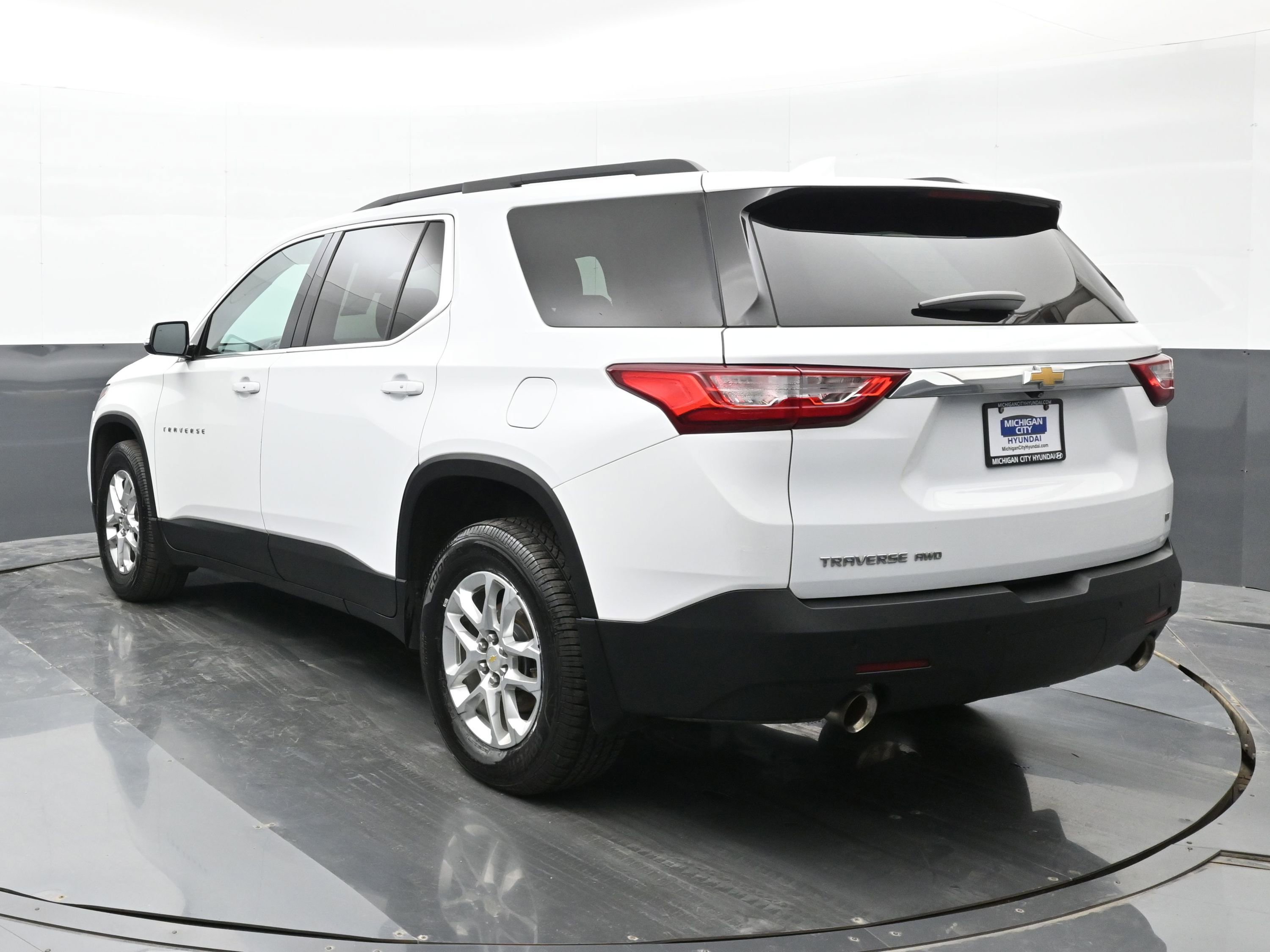Used 2020 Chevrolet Traverse LT w/ Driver Confidence II Package AWD/4WD image 2
