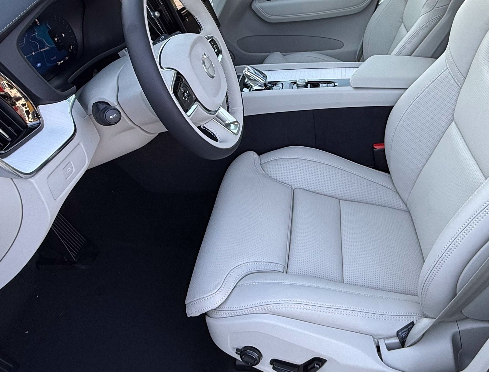 New 2027 Volvo XC60 B5 Ultra AWD/4WD image 14