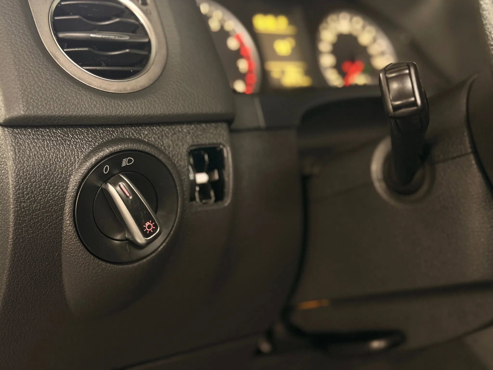 Used 2011 Volkswagen Tiguan S image 35