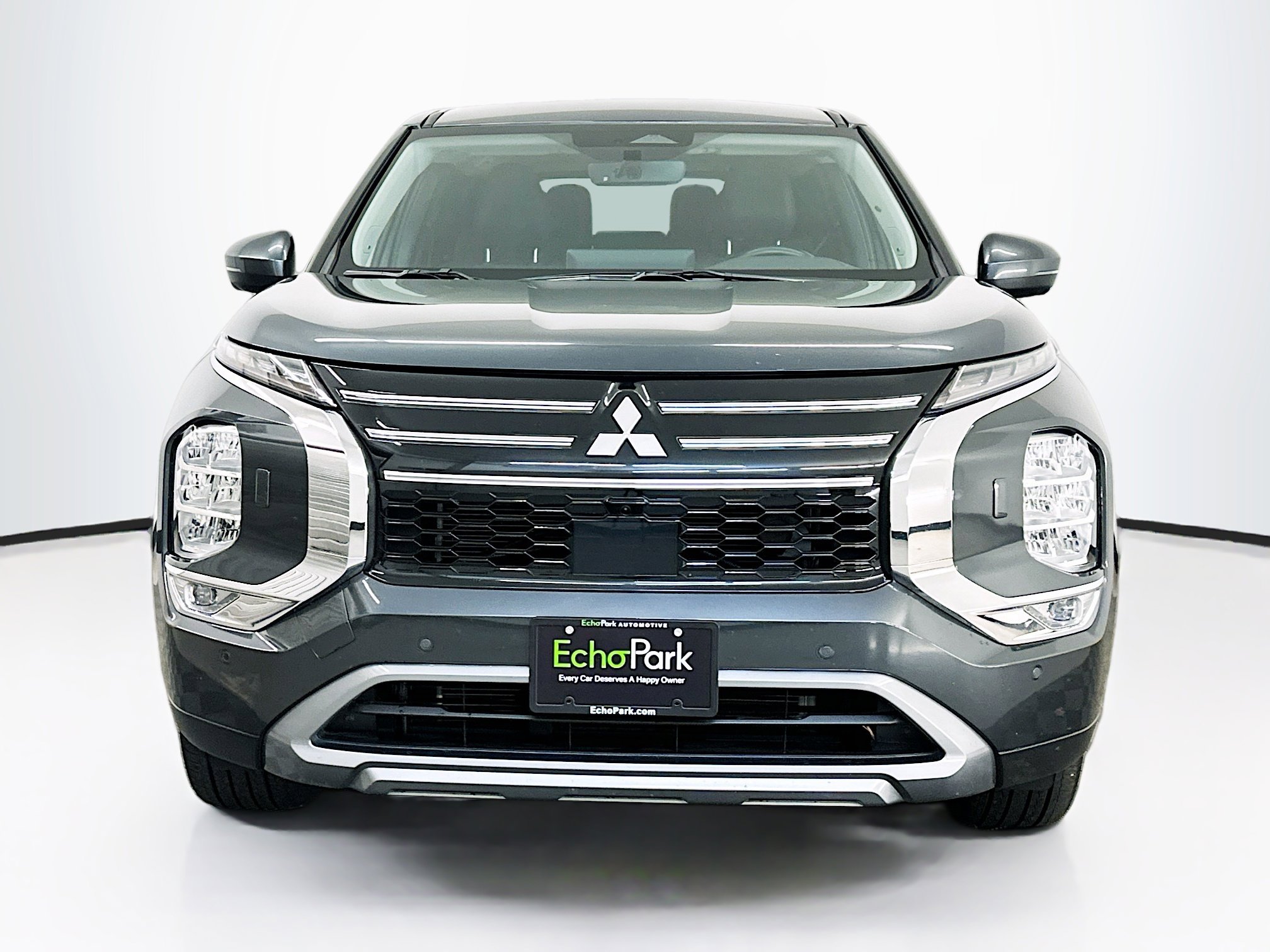 Used 2025 Mitsubishi Outlander SE image 2