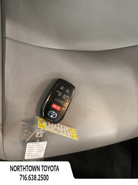 Used 2025 Toyota Sienna XLE FWD image 26