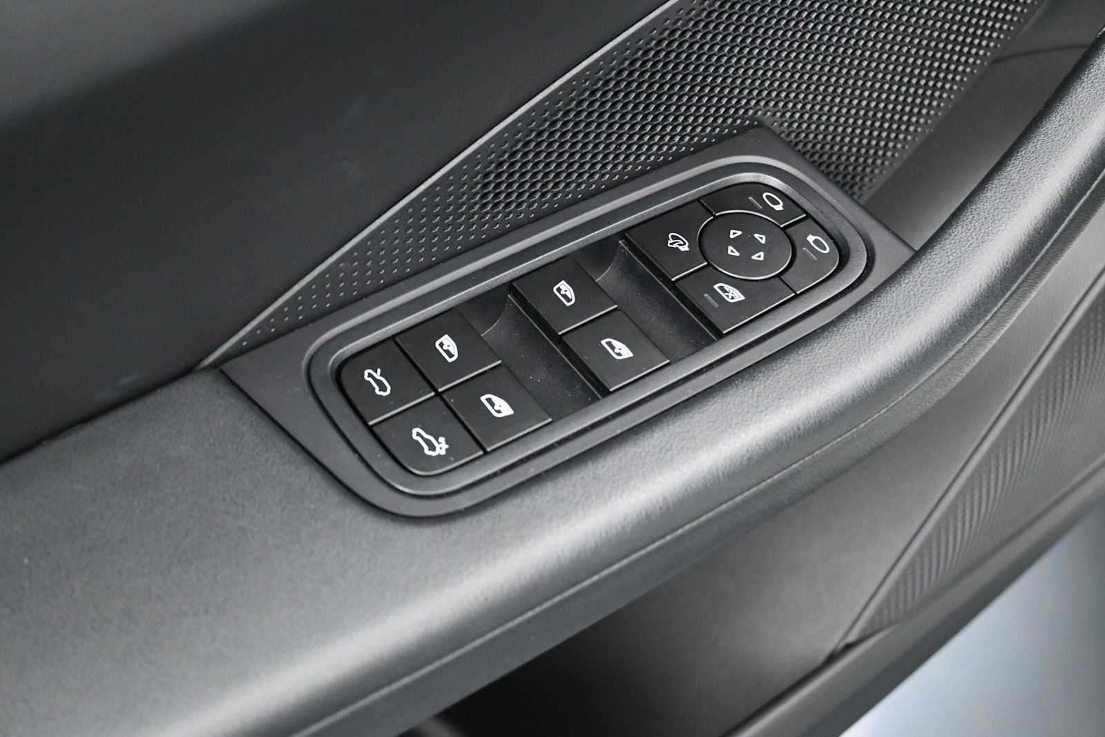 Certified 2025 Porsche Macan Electric RWD image 8