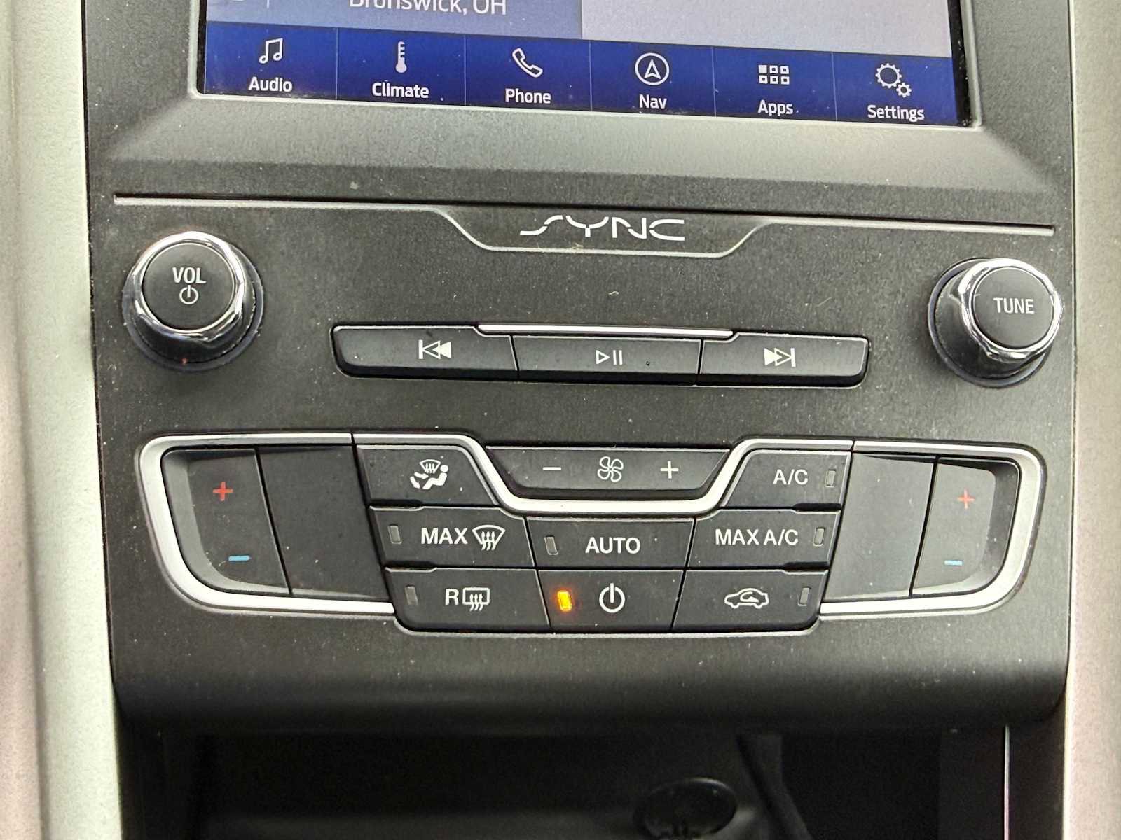 Used 2020 Ford Fusion SE FWD image 21