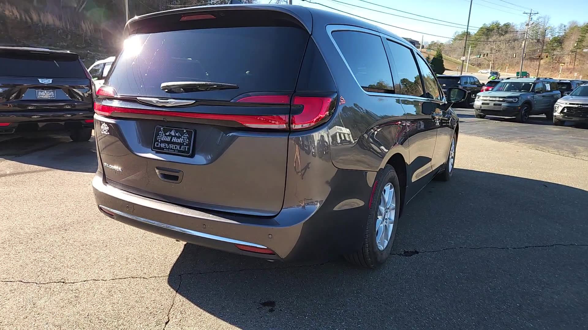 Used 2023 Chrysler Pacifica Touring-L image 5